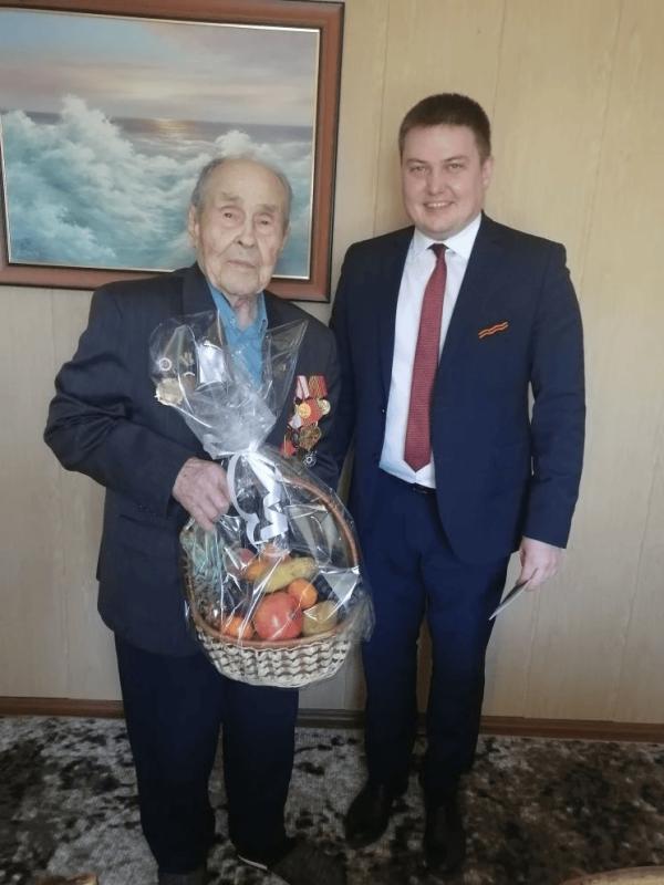 Директор Департамента социальной политики Иван Владимирович Смирных поздравил ветерана Великой Отечественной войны Аркадия Николаевича Кокорина с предстоящим Днём Великой Победы.