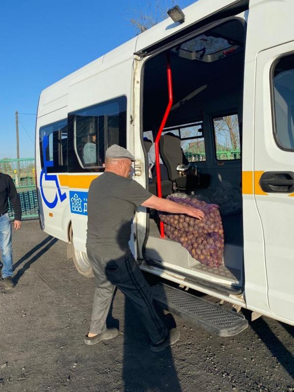 Выдача гуманитарной помощи погорельцам в д. Логоушка