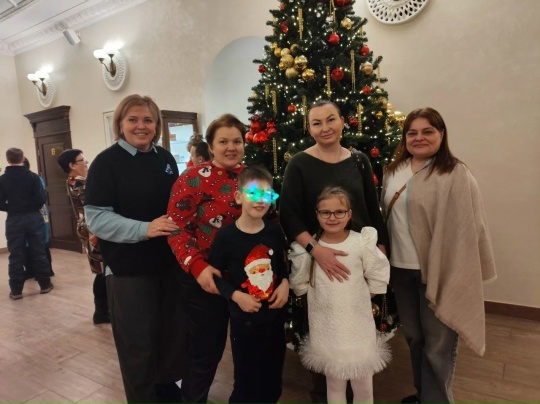 Дети с инвалидностью из Курганской области посетили новогодний спектакль в Драматическом театре