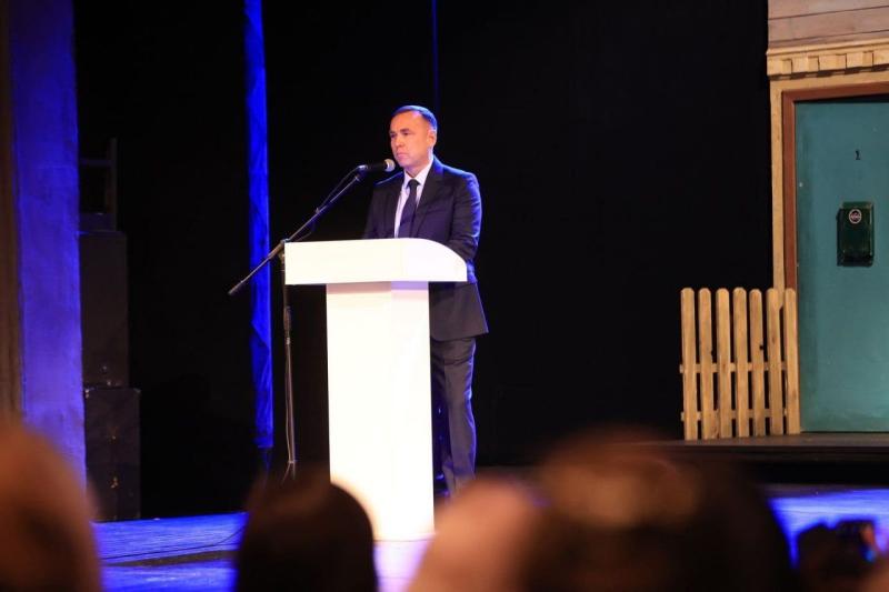 Торжественная церемония награждения ко Дню матери состоялась 1 декабря в курганском драматическом театре.