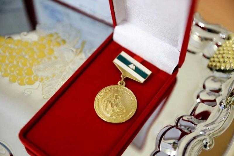 По 300 тысяч рублей получат 25 многодетных мам Курганской области