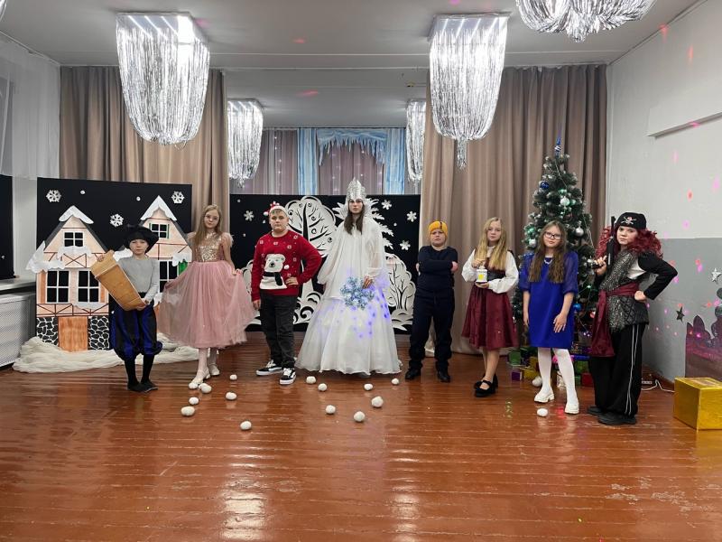 Возле елки в Новый год