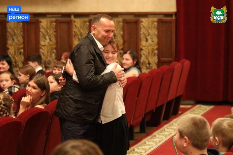 Губернатор Вадим Шумков поздравил детей-сирот и детей участников СВО с Днем знаний