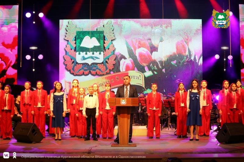 Губернатор Курганской области Вадим Шумков поздравил мам и жен участников СВО с наступающим 8 Марта. Специально для них в филармонии 6 марта состоялся праздничный концерт.