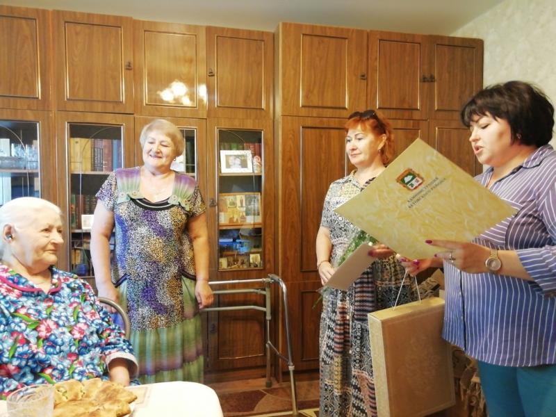 Поздравление труженика тыла с 90-летним юбилеем